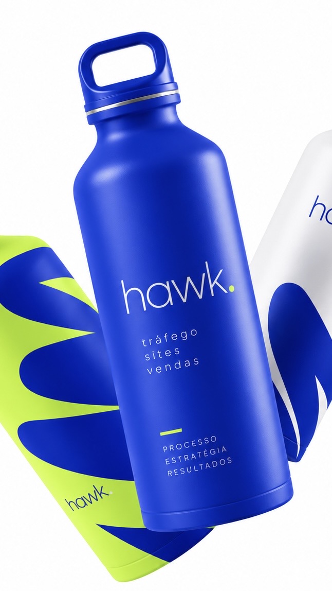 Garrafa azul da identidade visual Hawk Leads